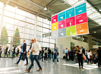 Dipendenti e professionisti aziendali in una fiera di settore, tra networking, formazione e opportunità di crescita professionale